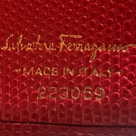 Red leather Salvatore Ferragamo long wallet. Apx 8 x 4“. Vintage condition. - Picture 9 of 14